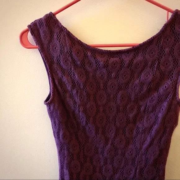 Purple lace open back sleeveless dress - Picture 3 of 3